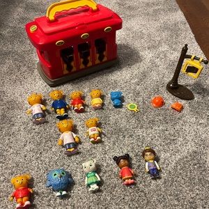 Daniel Tiger Musical Trolley and 12 Figures Set